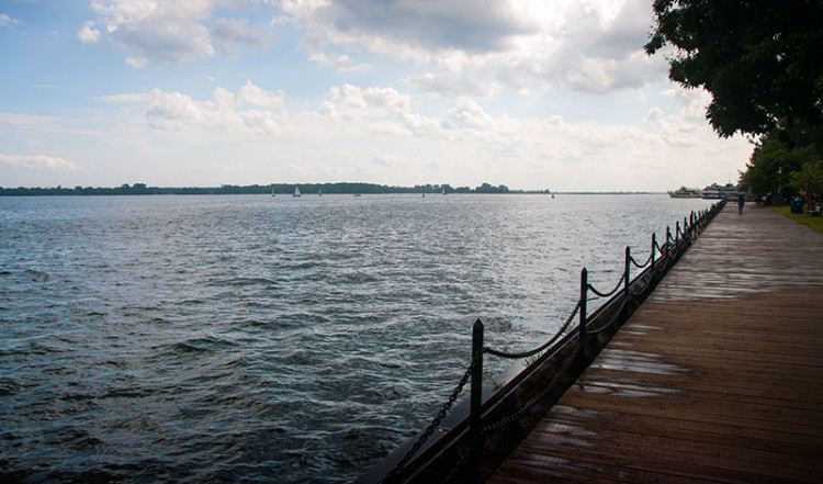 En promenadväg längs Torontos vattenbryn