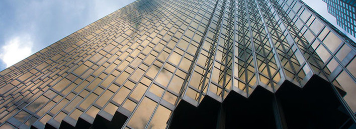 Moln och sol speglas i Skyskrapor, Toronto Kanada