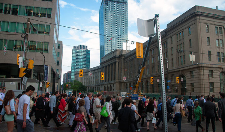 Folk på väg till tåg och buss, Toronto Front street