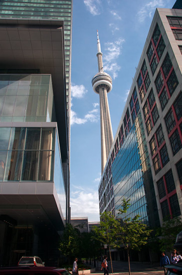 CN Tower kikar fram mellan byggnaderna, Toronto
