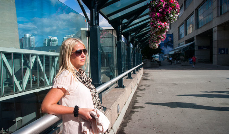 Anki i solen nedanför CN Tower, Toronto Kanada