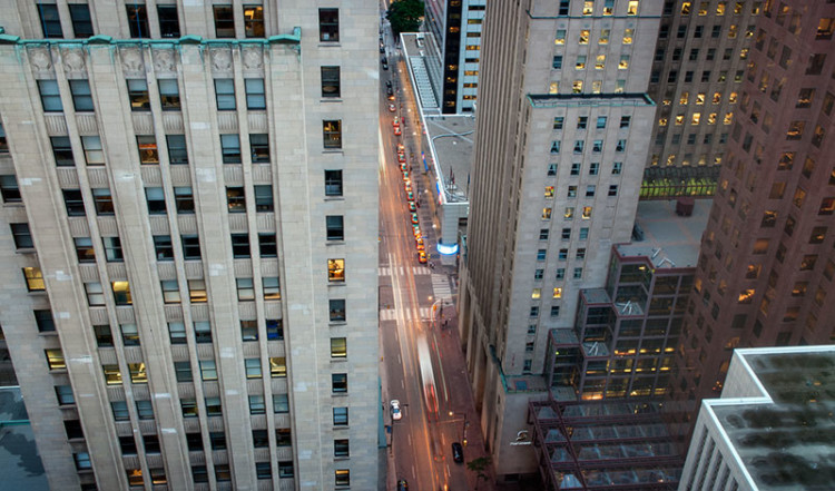 Utsikt från vårt rum på One King West Hotel i Toronto