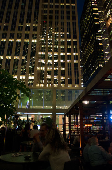 Bland skyskrapor på Earls Kitchen & Bar, Toronto