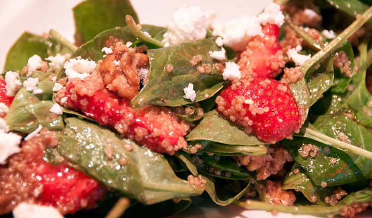 Strawberry spinach Sallad Houston Avenue Bar Grill, Toronto Canada