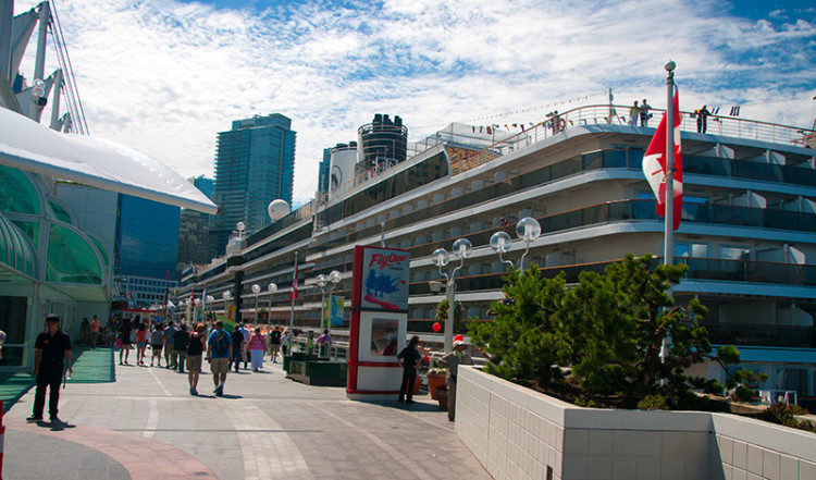 Lyxkryssare vid Canada Place i Vancouver, Kanada
