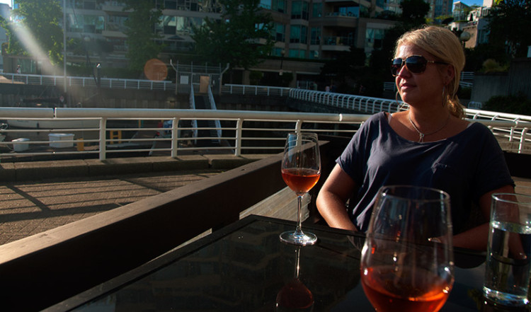 Anki i solen på C Restaurant, Vancouver Kanada