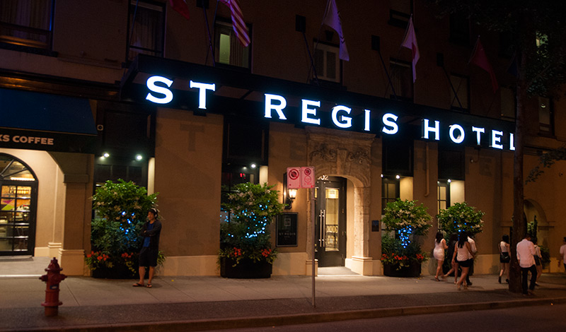St Regis Hotel entrance nighttime Vancouver Kanada