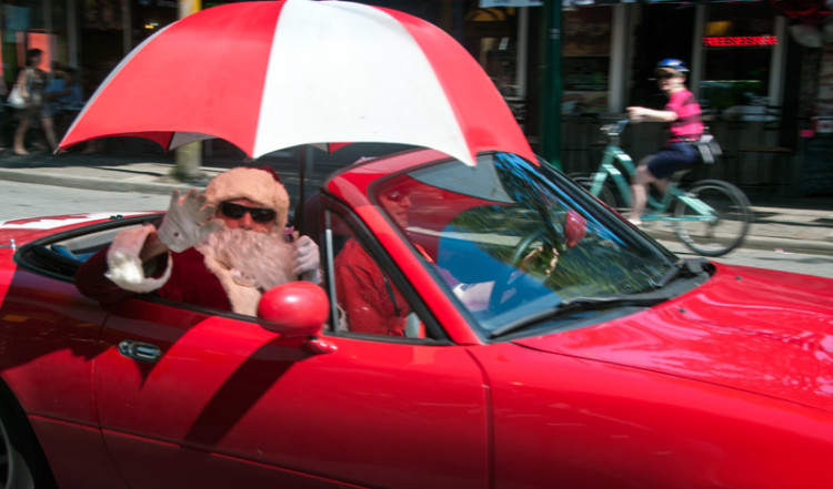 Tomten i bilkaravan med Canada Day firande längs Denman St, Vancouver