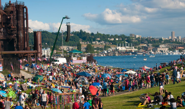 Mycket folk samlas i Gas Works Park för 4:e juli firande