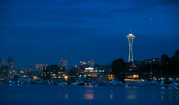 Kvällsvy över Seattle och stadens landsmärke