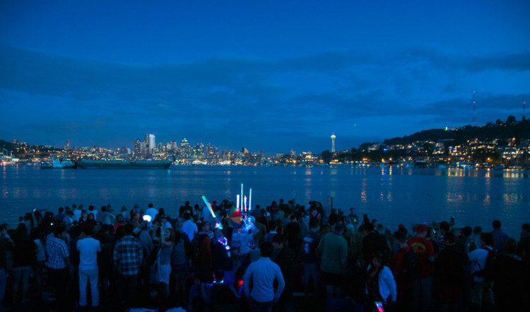 Besökarna inväntar stans officiella 4:e juli fyrverkeri, Gas Works Park, Seattle