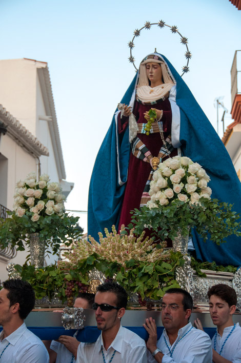 Procession längst med Santa Ana längs Calle Iglesia, Manilva