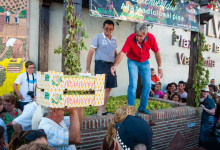 Vindruvorna kommer lastade, Plaza de la Vendimia under Fiesta de la Vendimia i Manilva