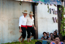 Traditionell fottrampning av vindruvor, Plaza de la Vendimia, Fiesta de la Vendimia i Manilva