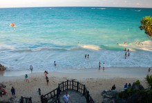 Stranden nedanför Maya ruinerna i Tulum