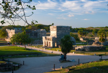 Vy över området med maya ruinerna i Tulum