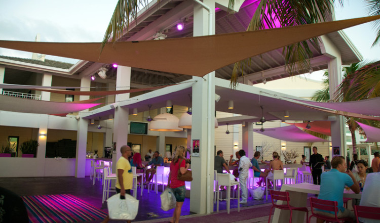 Eftermiddagssolen lockar många till Papagayo Beach Club, Curacao