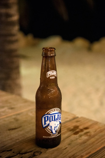 En kall Polar öl på zest Café, Curacao