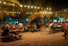 Med fötterna i sanden på Zest strandcafé