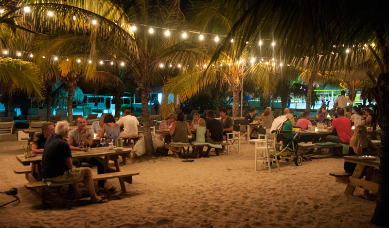 Med fötterna i sanden på Zest strandcafé