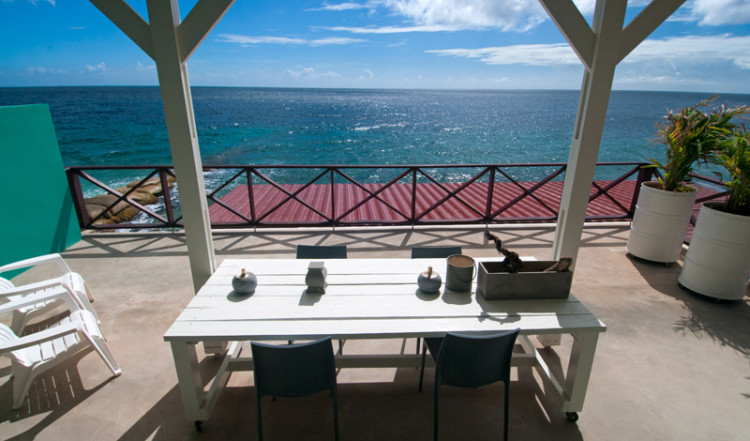 Underbar terass med fantastisk vy ifrån Seaside Rendez-vous rummet på Bijblauw Hotel i Willemstad, Curacao
