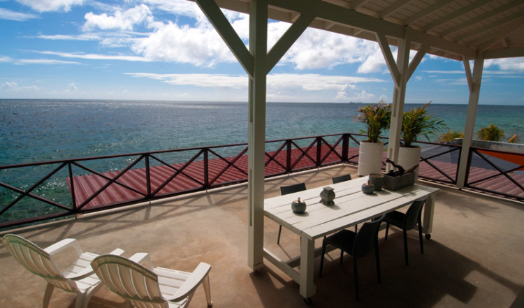 Underbar terass med fantastisk vy ifrån Seaside Rendez-vous rummet på Bijblauw Hotel i Willemstad, Curacao