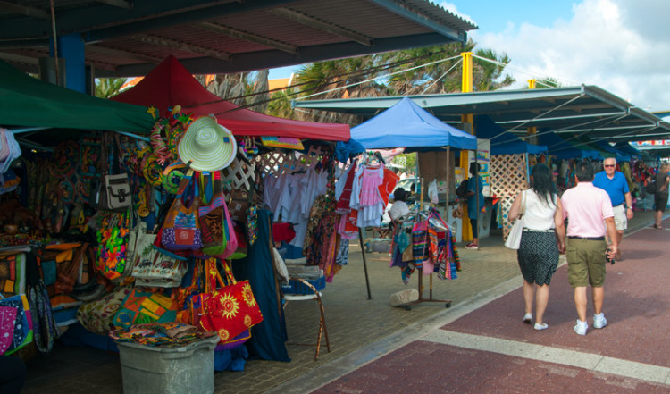 Marknad på andra sidan av Queen Emmas bro besöks av flera av kryssningsfartygens gäster när de stannar till i stan