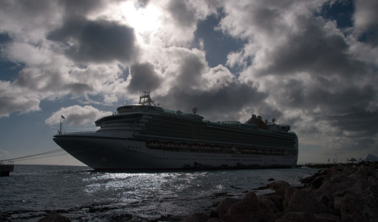 Ett av de stora kryssningsfartygen som lagt till i Willemstad