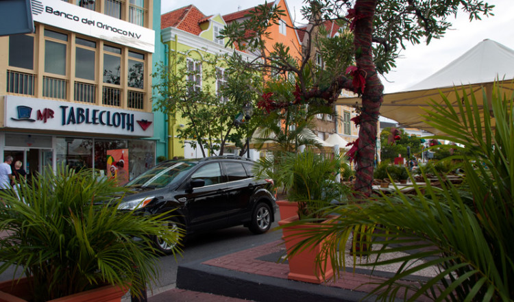 Iguana Cafe ligger har perfekt läge på gatan utmed vattnet vid Queen Emmas bridge i Willemstad