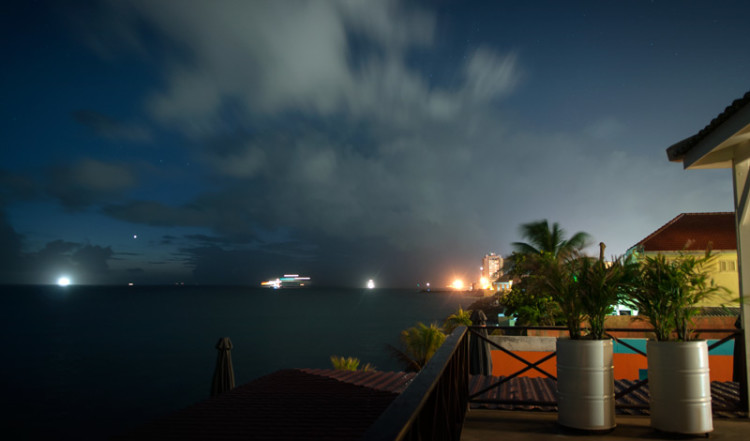Vy över havet och fartyg som lägger ut, sett från vår terrass på Bijblauw Hotel