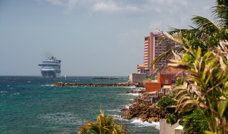 Utsikt över kuststräckan sett från Bijblauw Hotel, Willemstad, Curacao