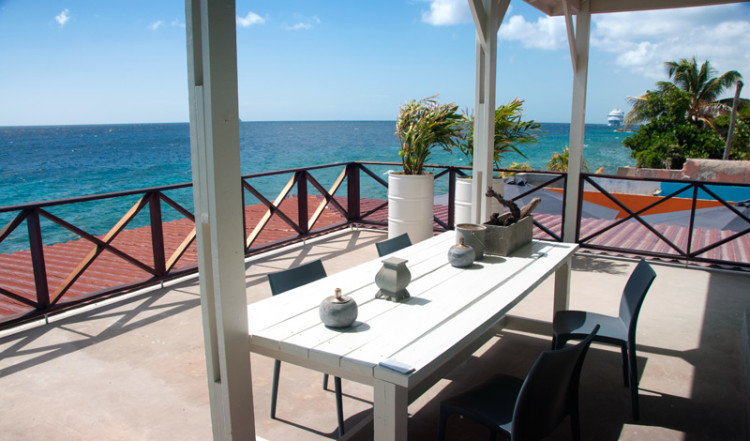 Terrass Seaside Rendez-vous rummets terass på Bijblauw Hotel, Willemstad, Curacao