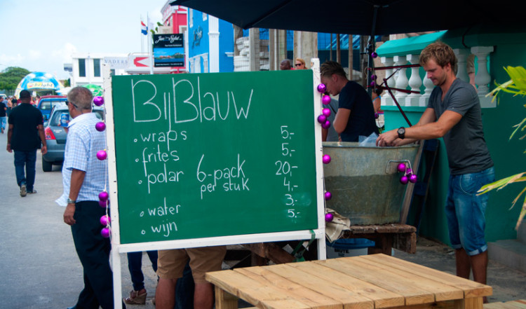 Vårt hotell passar på att sälja dryck och lättare måltider längst med gatan