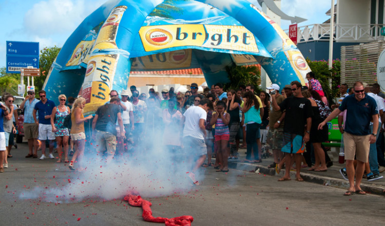 Här tände de på. Smällarna börjar i ena delen av Pietermaai