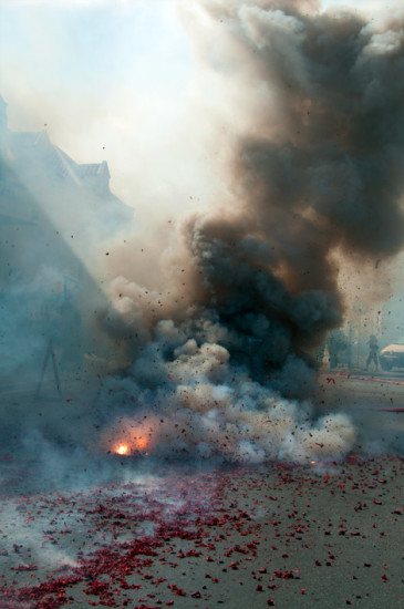 Högen vi tidigare såg utanför vårt hotell visade sig som väntat smälla rejält, Pietermaai i Willemstad