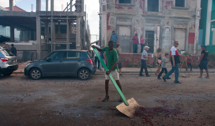 En man försökte sopa upp så gott det gick en bit bakom