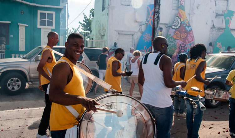 Band börjar spela en bit efter smällarna