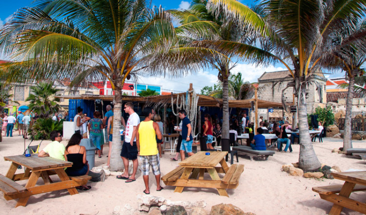 Nyårsfirande inne på Rock Beach, Pietermaai, Willemstad