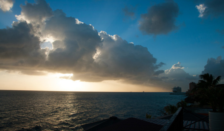 Solnedgång sett från Seaside Renez-vous terrassen på Bijblauw Hotel i Willemstad, Curacao