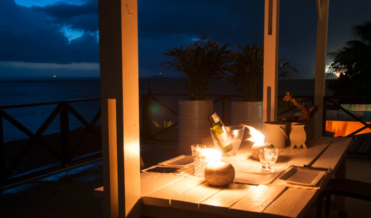 Dukat för nyårsmiddag på terrassen till Seaside Renez-vous rummet på Bijblauw Hotel i Willemstad, Curacao