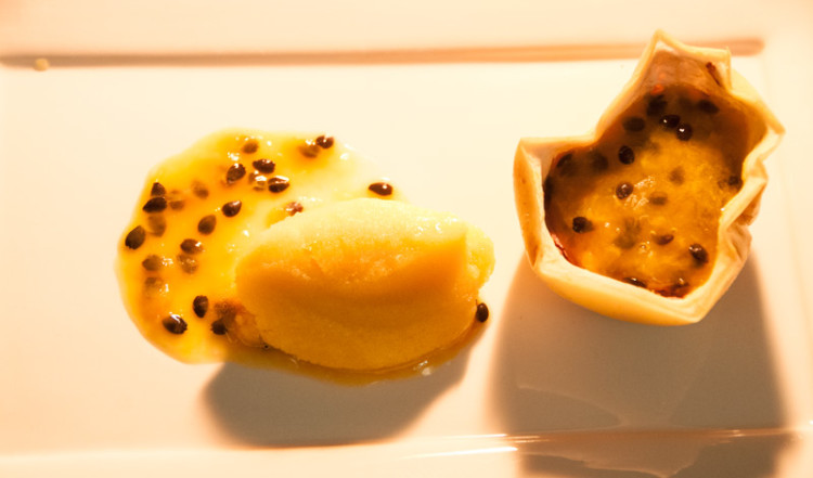 Dessert serverad på Bijblauw Hotel i Willemstad, Curacao