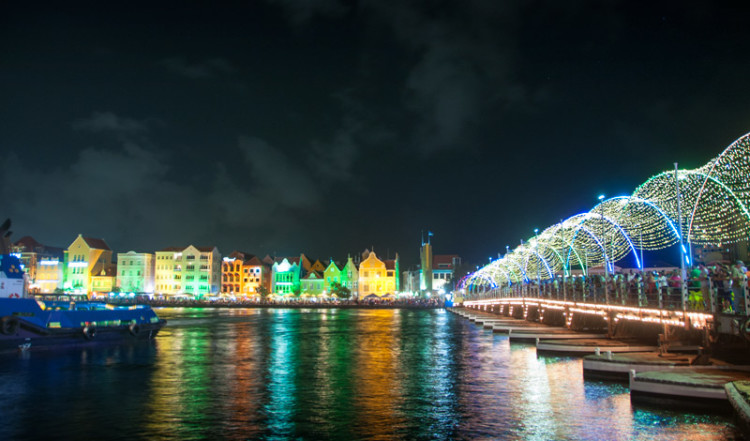 Nyårsfirande vid Queen Emma Bridge i Willemstad, Curacao