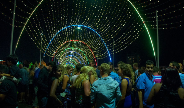 Folkliv och fest på Queen Emma Bridge i Willemstad, Curacao