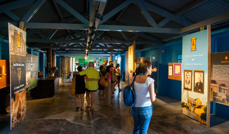 Inne på Curacao likör fabrik i Willemstad