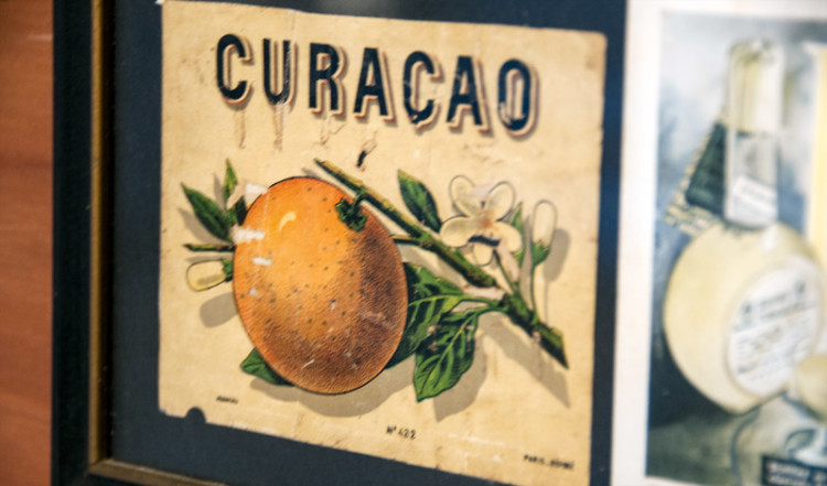 Målningar inne på Likör fabriken i Willemstad, Curacao