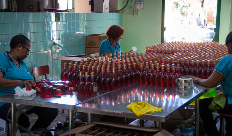 Platsen där etiketterna på flaskorna klistras på, Curacao likör fabrik i Willemstad, Curacao