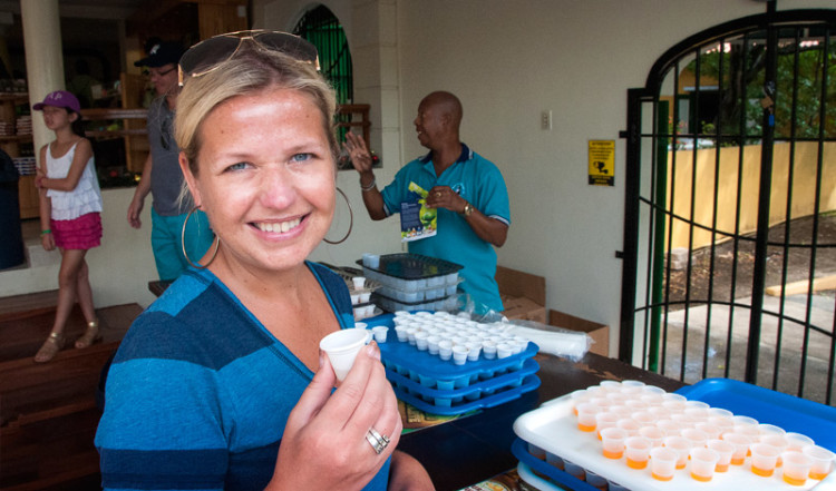 Anki provsmakar olika sorter av Curacao likör på likörfabriken i Willemstad
