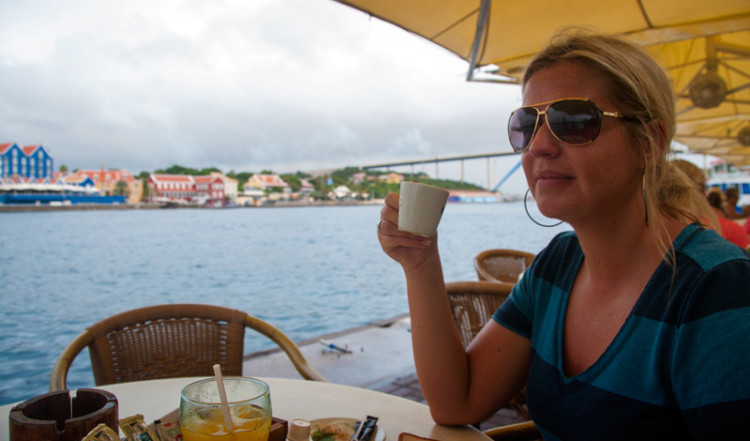 Fika på Iguana cafe under tiden de mörka molnen passerar, Willemstad, Curacao