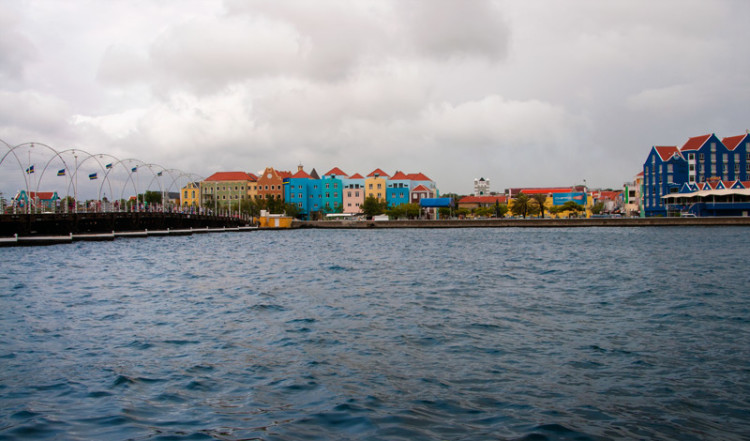 Mörka moln över Willemstad