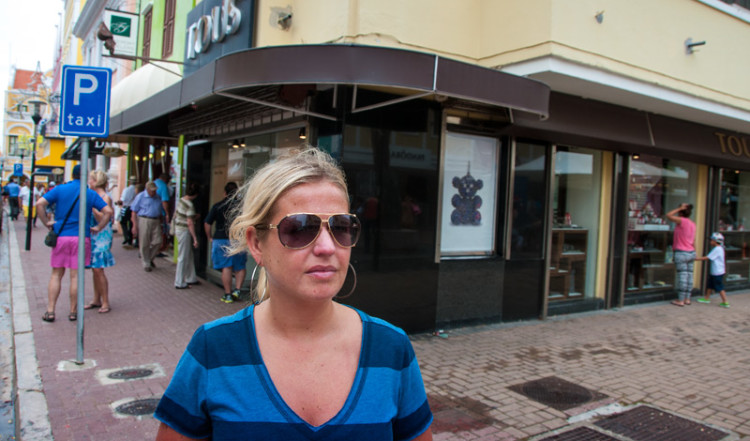 Anki på väg genom centrala stan i Willemstad, Curacao